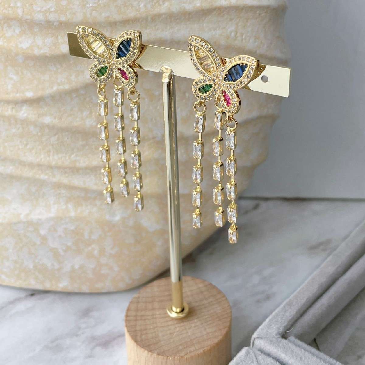 Aretes largos de mariposas